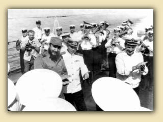 28. Куба. 25 июля 1969 года. Фиделем Кастро знакомится с командой крейсера (фото И. Красавина).jpg